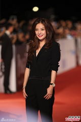 组图：赵薇携《致青春》亮相 黑衣红唇成熟妩媚