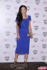 组图：张柏芝蓝裙送飞吻 山寨版谢霆锋贴身跟拍