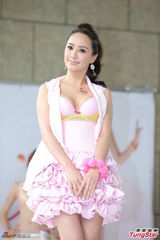 组图：人妻关颖性感挤奶 不怕老公吃醋