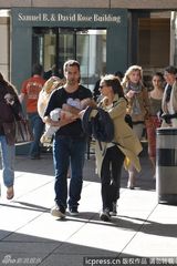 组图：娜塔丽波特曼与丈夫晒恩爱 小宝宝后背走光