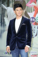 组图：吴奇隆马苏为新戏宣传粉丝热情接机