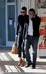 组图：查理兹-塞隆穿深蓝毛衣带黑超酷帅街拍