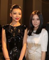 组图：熊乃瑾亮相时装秀 金属质感礼服妩媚动人