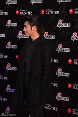 高清图：2011网络盛典红毯陈坤压轴亮相人气旺