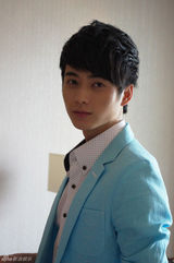 组图：韩承羽参加快乐男声 场内场外表情大不同