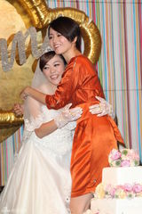 组图：梁咏琪为新人证婚 大方祝福郑伊健