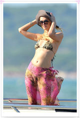 组图：帕丽斯-希尔顿豹纹比基尼现身海边