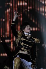 组图：李宇春大跳性感肚皮舞 歌迷微博大屏幕示爱