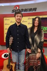 组图：小娟与山谷里的居民做客聊圣诞个唱