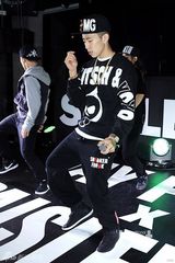 组图：朴载范BUMKEY助阵品牌活动献嘻哈舞台