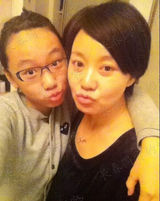 组图：闫妮13岁女儿近照曝光 “小佟掌柜”乖巧可爱