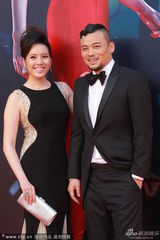 组图：湛淇黑裙亮相金像红毯 搭男伴身形显富态