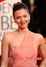 高清组图：玛吉-杰伦哈尔亮相粉色礼服化身美人鱼