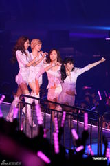 组图：韩国组合少女时代香港巡演从天而降热辣有型