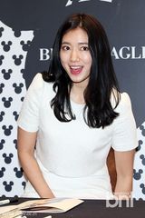 组图：朴信惠为品牌站台 白裙红唇气质甜美