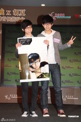 组图：胡夏香港签唱会与粉丝互动玩捆绑游戏