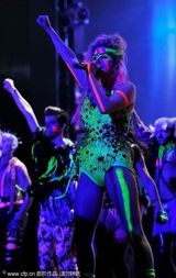 幻灯组图：ke$ha脸涂油彩变土著 大跳原始热舞