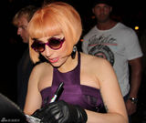 组图：Lady Gaga紫裙现身澳大利亚