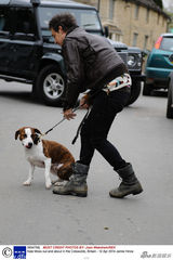 组图：超模凯特-莫斯夫妇出门遛狗潮范儿十足