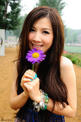 幻灯图：徐立娇艳绽放花海间 戴花美女妩媚动人