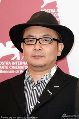 组图：威尼斯重启未来发布会 导演园子温亮相