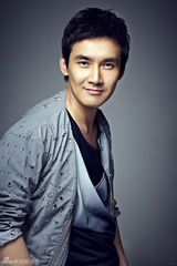 组图：张铎时尚质感大片曝光 笑容展熟男魅力