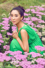 组图：杜若溪田园写真曝光 化身绿衣精灵拥抱自然