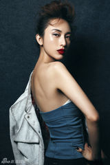 组图：张俪展猫眼魅惑 掀复古女BOSS风潮