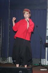 组图：容祖儿睽违11年台北开唱 一身大红烧乌龟