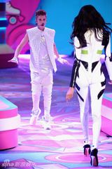 组图：比伯白衣献唱内衣秀 偷瞄超模小鹿乱撞