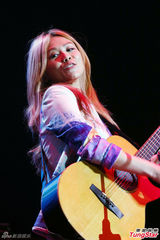 组图：蔡健雅抱吉他飙歌 压轴免费宣传新歌