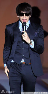 高清图：Rain首尔时装秀登台献艺 帅气舞蹈魅力四射