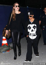 组图：朱莉呵斥狗仔不许偷拍 养子酷劲十足