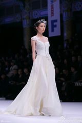 组图：新晋中国超模冠军张龄月清纯秀美