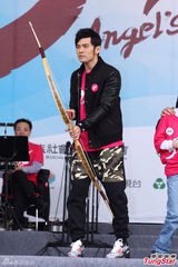 组图：周杰伦助阵公益快闪 现场拉弓粉丝热情