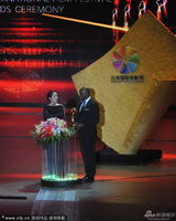 组图：《父辈足迹》获最佳音乐奖 杨千嬅颁奖