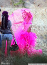 幻灯图：夏奇拉粉色纱裙唯美朦胧 秀软骨功蛮腰诱人