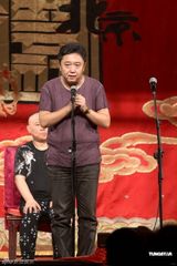 组图：郭德纲新收19名新徒 师徒间互赠礼物