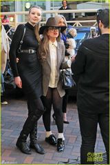 组图：Lady gaga西服礼帽配黑丝 摩登又搞怪