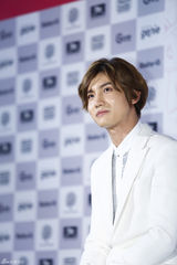 独家：东方神起出道十年开唱 白衣帅气兄弟情深