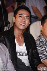 组图：温升豪拒绝哗众取宠 当演员体验各种生活