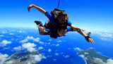 组图：小沈阳助阵《纵横四海》上演高空跳伞