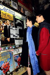 组图：郭晓冬程莉莎柏林街拍 手牵手过情人节