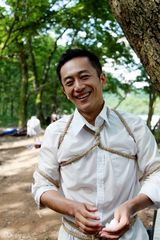 组图：《匹夫英雄》热拍 主创高温湿身上阵