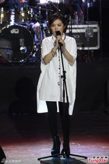 组图：刘思涵白衬衫酷帅开唱 回娘家谢粉丝