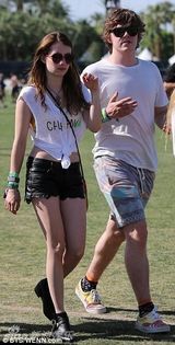 组图：罗伯茨侄女艾玛性感旧照 身高仅1.55米