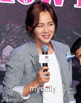 组图：张根硕将亚洲巡演 出席活动献飞吻