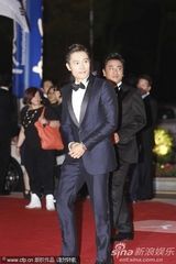 组图：李秉宪黑白装儒雅现身釜山红毯