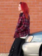 组图：暮光女染红发面显憔悴 与多男子片场吸烟