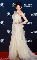 组图：亚洲电影大奖红毯春色浓 众女星挤胸露腿